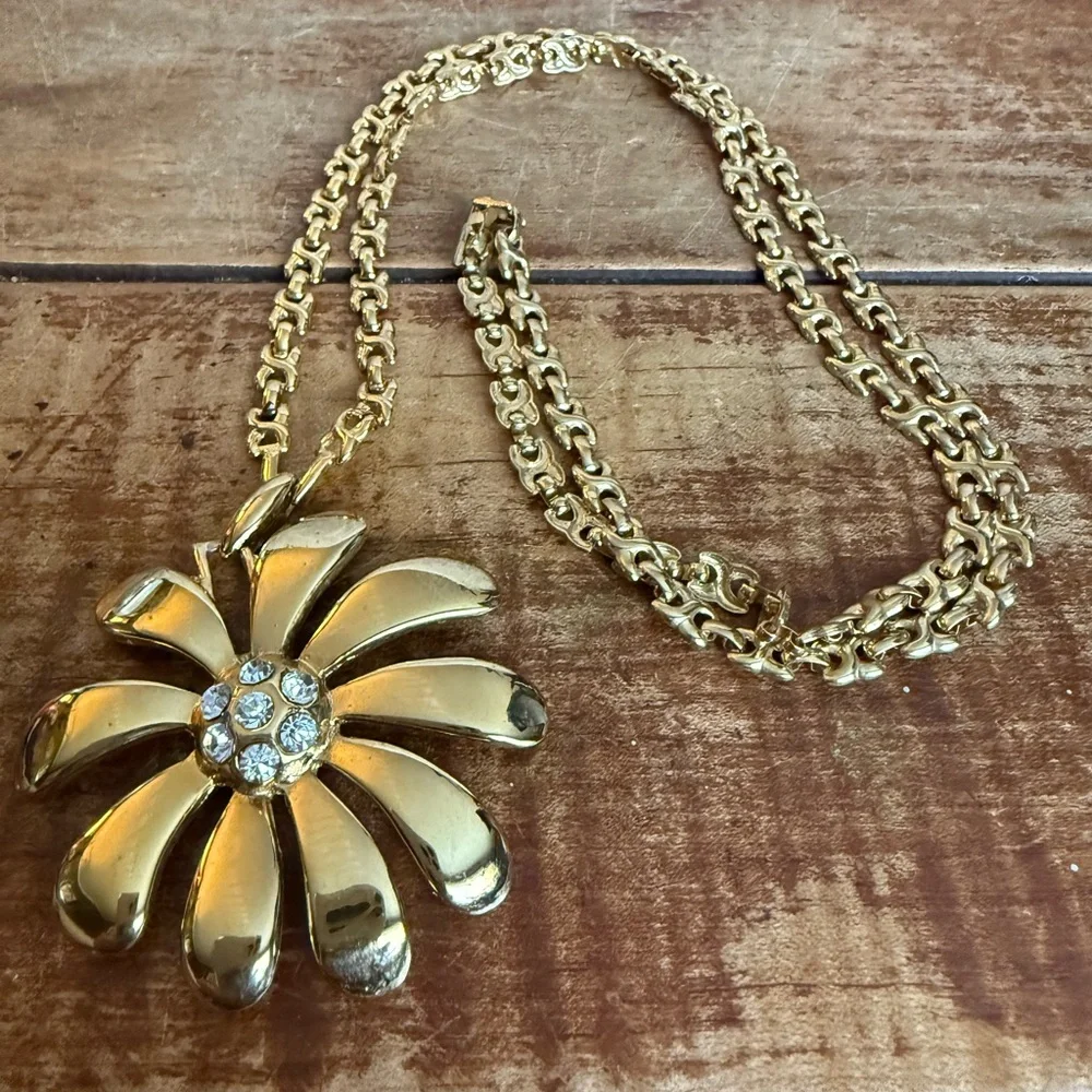 Gold Flower Pendant Necklace with Sparkling Center and Thick Chain - Picture 7 of 9